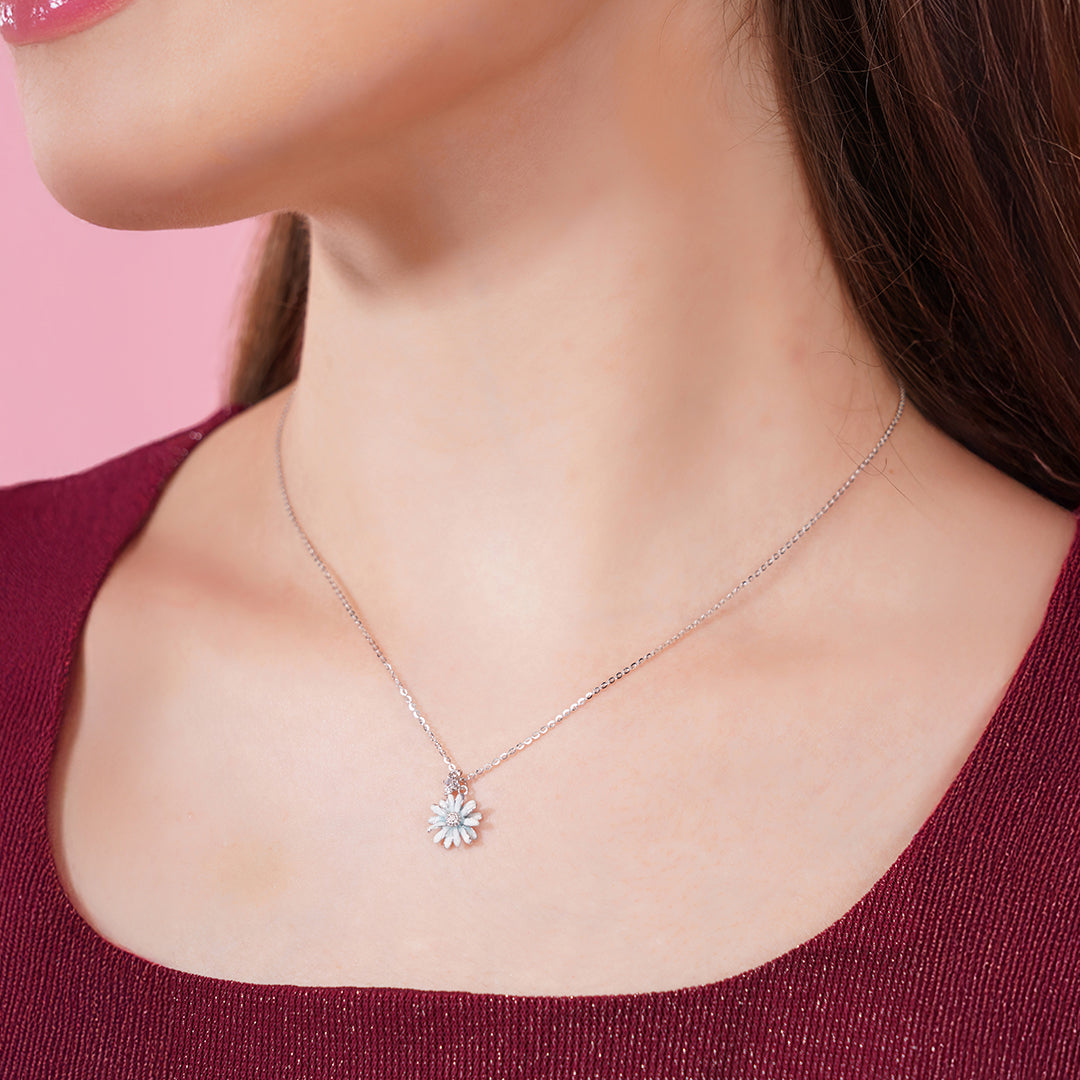 Rosegold daisy pendant stylish floral jewellery look