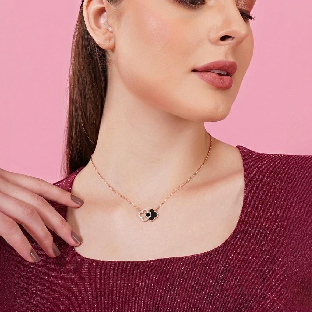 Model rosegold pendant elegant romantic jewellery style